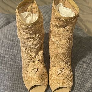 CHARLES by Charles David Women's Imaginary SCARLET LACE Bootie Pump Nude size